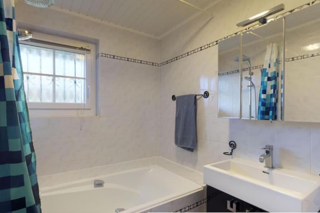 Cheerful Villa With Fireplace, Bath-Tub And Garden Noville Екстер'єр фото